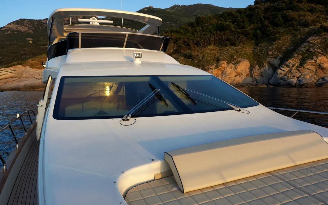 Installation de film solaire sur un bateau à Marseille