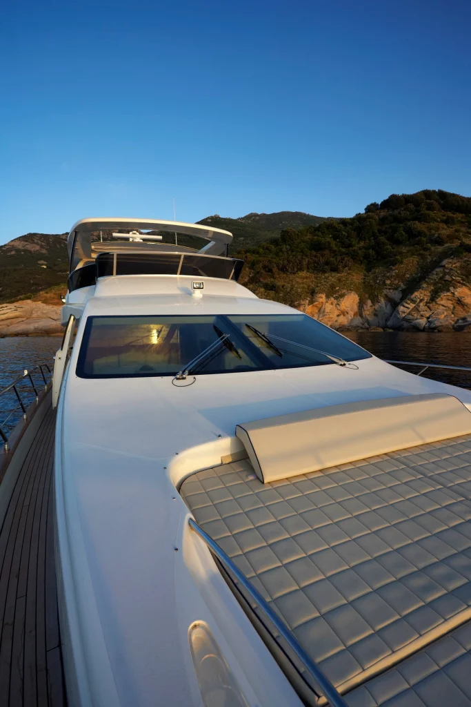 Installation de film solaire sur bateau à Marseille